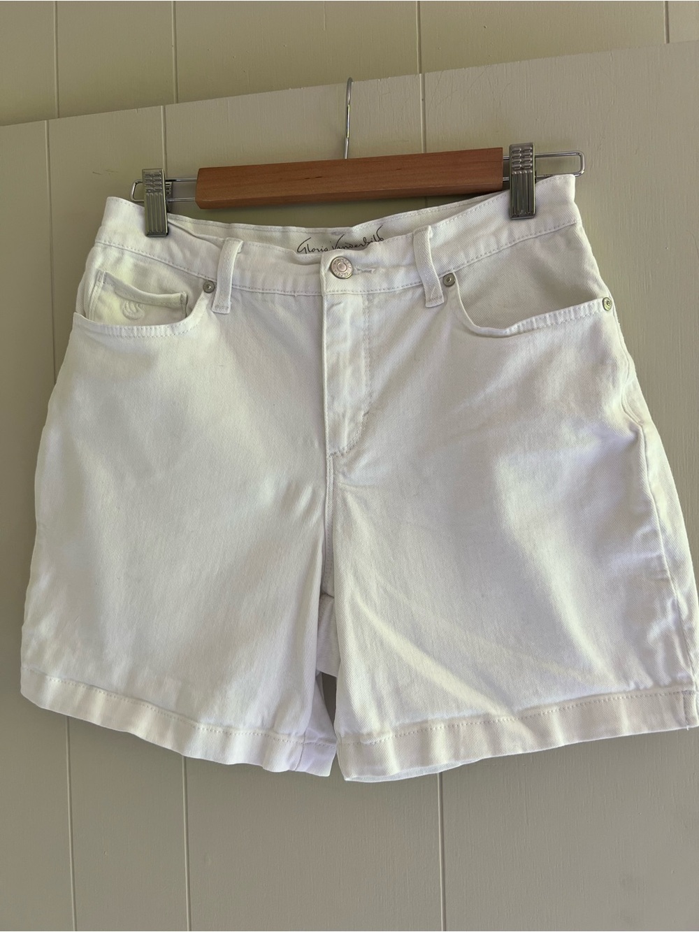 Gloria Vanderbilt White High-Rise Stretch Amanda Slimming Shorts. Size 4.